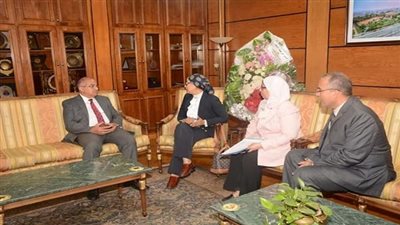 رئيس جامعة أسيوط يتفق مع وزارة الاتصالات على تنظيم دورات تدريبية لشباب الكليات الطبية 