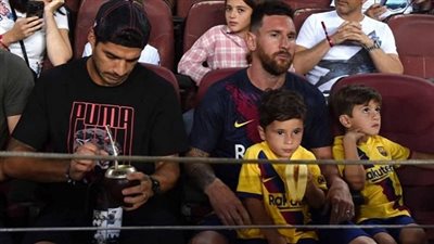 شاهد| سواريز يضع ميسي في موقف محرج.. ماذا فعل؟