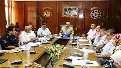 محافظ السويس يؤكد علي تكثيف العمل بقانون التصالح في بعض مخالفات البناء بالاحياء