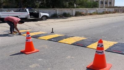 تركيب مطبات صناعية أمام مجمع المدارس بحى الجناين