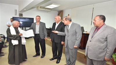 محافظ أسيوط يسلم 11 عقد تقنين جديد للمنتفعين بأراضي أملاك الدولة بـ 5 مراكز