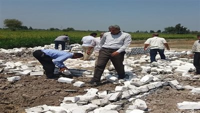 تنفيذ إزالة في المهد لتعدي بالبناء علي أرض زراعية بعزبة الخوالقة بالبحيرة