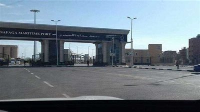 تداول 242 شاحنة و279 سيارة بموانىء البحر الأحمر
