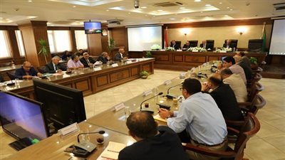 محافظ الجيزة يراجع التجهيزات النهائية للمدارس مع مديرى الإدارات التعليمية