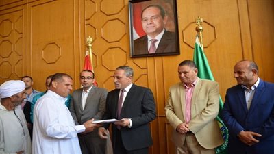 محافظ الاسماعيلية يسلم الدفعة العاشرة من عقود تمليك الأراضى لواضعى اليد الجادين