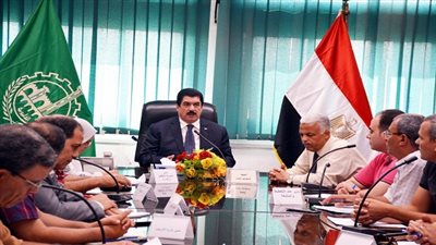 محافظ القليوبية يناقش قرار الجهاز المركزي للتنظيم والإدارة باستحداث تقسيم تنظيمي للإدارة الاستراتيجية بالمحافظة