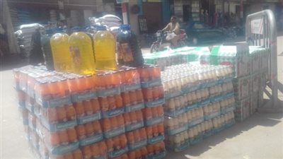 ضبط سيارتين محملتين بـ 20 ألف علبة سجائر مهربة ومواد غذائية منتهية الصلاحية بأسيوط