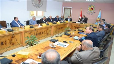 جامعة سوهاج تناقش استعداداتها للعام الدراسي وتمنع 