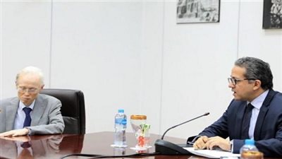 وزير الآثار يجتمع مع السفير الياباني ‪لمناقشة استعدادات حفل افتتاح المتحف الكبير