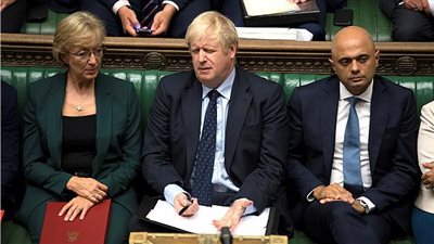 رئيس وزراء بريطانيا يشهر سلاح الانتخابات المبكرة بعد هزيمته في البرلمان