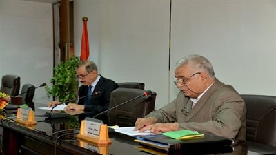 محافظ أسيوط يعلن توفير فرص عمل للشباب وخريجى الجامعات فى فتح فصول محو الامية