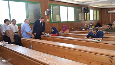 ١١٨٧طالب يواصلون ادائهم لامتحانات الدراسات العليا بتجارة سوهاج