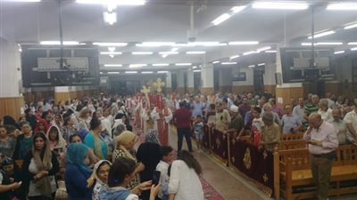 بالصور..  إيبارشية السويس تستقبل رفات القديس الشهيد سمعان الأخميمى وسط فرحه المئات