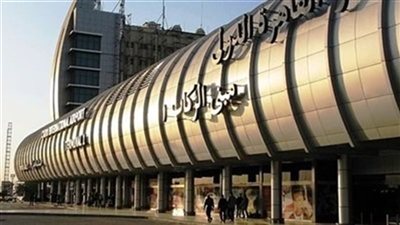 وزيرا الدولة الإماراتي والخارجية البحريني يصلان مطار القاهرة 