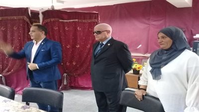 رئيس حى البساتين يكرم المدرسين والمشرفين والطلاب المتميزين بختام الانشطة الصيفية