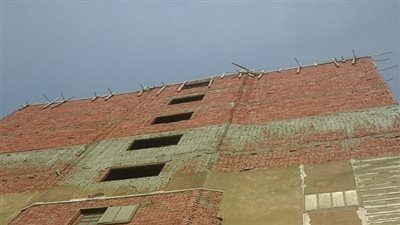 فك شدة خشبية لسقف الدور السابع بعد الارضي بعقار مخالف بالبساتين