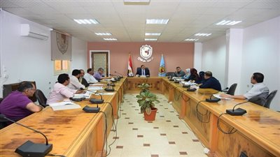 رئيس جامعة سوهاج يناقش استعدادات المدن الجامعية للعام الدراسي الجديد