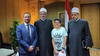 وكيل الأزهر يكرم طالبا أزهريا ترأس نموذج محاكاة البرلمان المصري