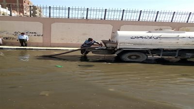 كسح مياه الصرف واستئناف العمل بمحطة الزراير بالسويس