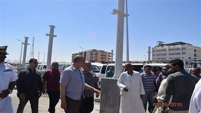 محافظ البحر الأحمر يشدد علي سرعة تركيب المظلات بموقف السيرفيس الجديد