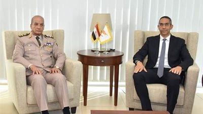 بعد زيارة لقبرص.. وزير الدفاع يعود للبلاد