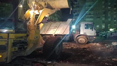 حملة نظافة مسائية لرفع مخلفات القمامة من شارع الميثاق بالبساتين