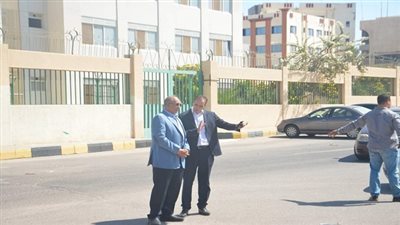 محافظ البحر الأحمر يتفقد تجهيزات السيارات الخاصة برش الشوارع بالغردقة