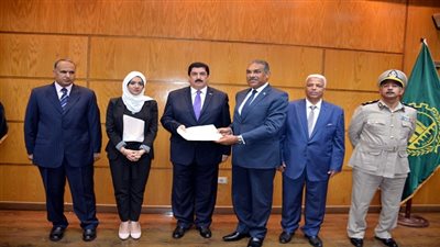 محافظ القليوبية يكرم عدد من القيادات التنفيذية على جهودهم المثمرة خلال عملهم بالمحافظة 