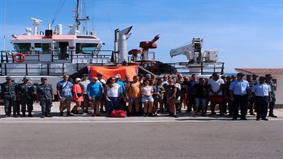 القوات البحرية تنجح في إنقاذ يخت يحمل سائحين من الغرق بالبحر الأحمر