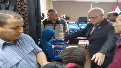 رئيس حى البساتين: توزيع ٧٥ حقيبة مدرسية لطلاب البساتين