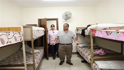 نائب رئيس جامعة عين شمس يتفقد المدن الجامعية طالبات