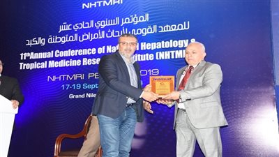 عاجل.. المعهد القومى للكبد يُكرم عمرو الليثى ويمنحه درع لاسهاماته الانسانية خلال ١٠سنوات