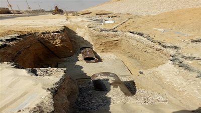 رئيس حى البساتين يتفقد أعمال توصيل خط الصرف الصحي لمشروع ورش العين السخنة