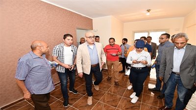 وزير الإسكان يتفقد الوحدات السكنية بالإسكان الاجتماعى بمدينة الفيوم الجديدة