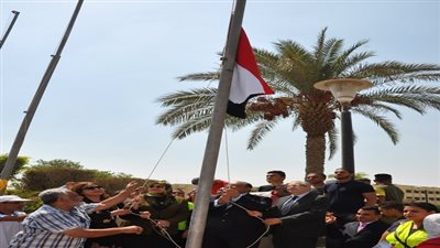 رئيس جامعة حلوان يرفع علم مصر احتفاءً ببدء أول أيام العام الجامعي الجديد ٢٠١٩-٢٠٢٠