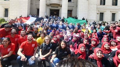وزير التعليم العالي ورئيس جامعة القاهرة يشهدان تحية العلم بحرم الجامعة