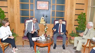 بالصور.. رئيس جامعة المنصورة يناقش تبنى الجامعة لبرامج ودرجات علمية متخصصة فى الطاقة وابحاثها 