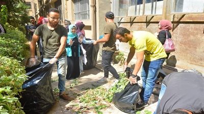 بالصور.. اعضاء هيئة التدريس وطلاب كلية العلوم بجامعة المنصورة يشاركون بتجميل الكلية فى يوم رد الجميل 
