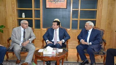 بالصور... وزير التعليم العالي ومحافظ الدقهلية يشهدان اجتماع مجلس العمداء بجامعة المنصورة