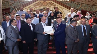 رئيس جامعة عين شمس يكرم ٤١ من المشاركين بقافلة التنمية الشاملة بمحافظة البحر الأحمر