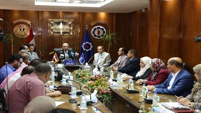  فى المؤتمر الصحفى محافظ السويس يكشف عن فرحته لابناء المحافظة