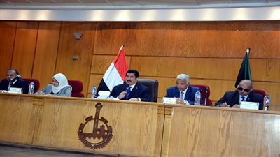 مرزوق يناقش تعظيم الإيرادات وتخفيض المصروفات واسترداد أموال الدولة بالمحافظة 