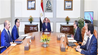 الرئيس السيسي يجتمع مع رئيس الوزراء ووزير الاتصالات ومدير إدارة النظم والمعلومات للقوات المسلحة