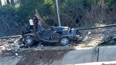 بالصور.. مصرع شاب وطفلان وإصابة آخر بحادث اصطدام قطار بسيارة فى رشيد