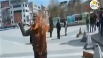 شاهد| مواطن تركي يشعل النار في نفسه لعدم قدرته علي دفع إيجار منزله