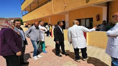 بالصور.. إقبال شديد على الكشف المجانى لقافلة سعاد كفافى الطبية بالوادى الجديد