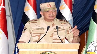 وزير الدفاع ينيب قادة الجيوش في وضع الزهور على قبر الجندي المجهول