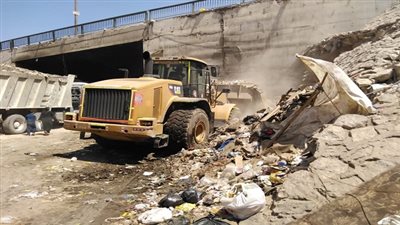 رفع 3 طن من مخلفات القمامة من نفق السور الأثري بمنطقة بير أم سلطان بالبساتين