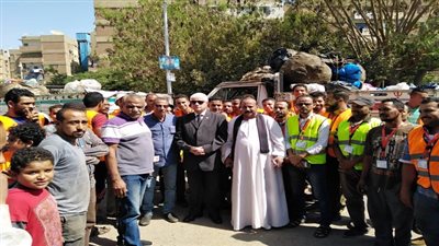 رئيس حى البساتين يتفقد سيارات وعمال متعهدي الجمع السكني بالحى