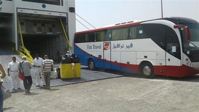 تداول 368 شاحنة و97 سيارة بموانىء البحر الأحمر